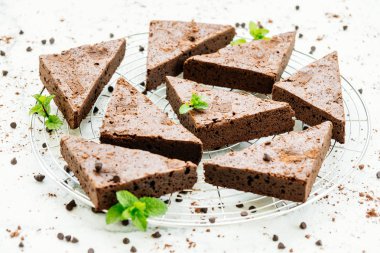 Şekerli tatlı beyaz taş zemin üzerine çikolatalı kek ile