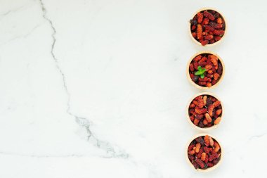 Kırmızı ve siyah dut meyve kase beyaz taş zemin üzerine