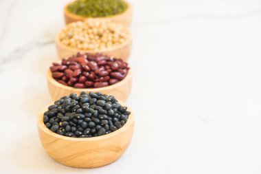 Böbrek mung siyah ve soya fasulyesi - sağlıklı ve beslenme gıda kavramı tarzı ile karışık fasulye