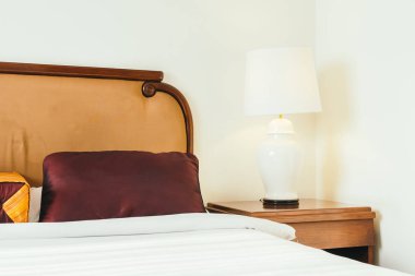 Yatak Dekorasyon iç otel odasının konforlu yastık