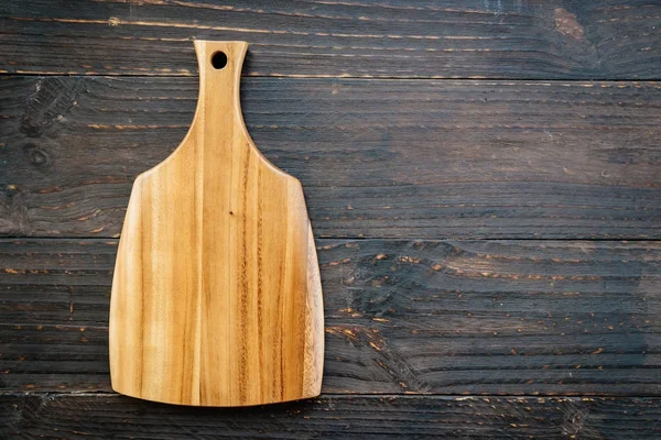 Tabla Cortar Madera Sobre Fondo Madera Con Espacio Copia —  Fotos de Stock