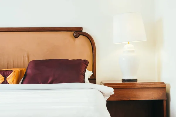Άνετο Μαξιλάρι Για Κρεβάτι Διακόσμηση Εσωτερικό Δωμάτιο Του Ξενοδοχείου — Φωτογραφία Αρχείου