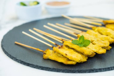 Tavuk satay soslu siyah arduvaz kaplamak üzerinde