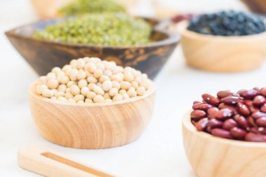 Böbrek mung siyah ve soya fasulyesi - sağlıklı ve beslenme gıda kavramı tarzı ile karışık fasulye