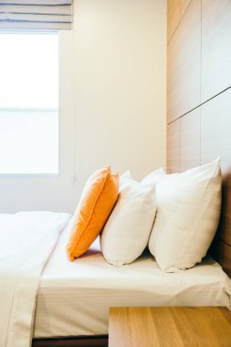 Yatak Dekorasyon iç otel odasının konforlu yastık