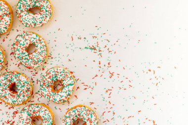 Beyaz çikolatalı krema ve şeker şekerli çörek