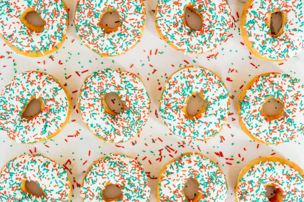 Donuts con crema de chocolate blanco y espolvorea azúcar — Foto de Stock