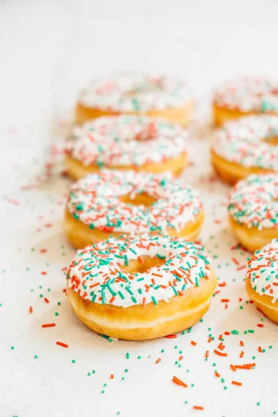 Donuts mit weißer Schokoladencreme und Zucker — Stockfoto