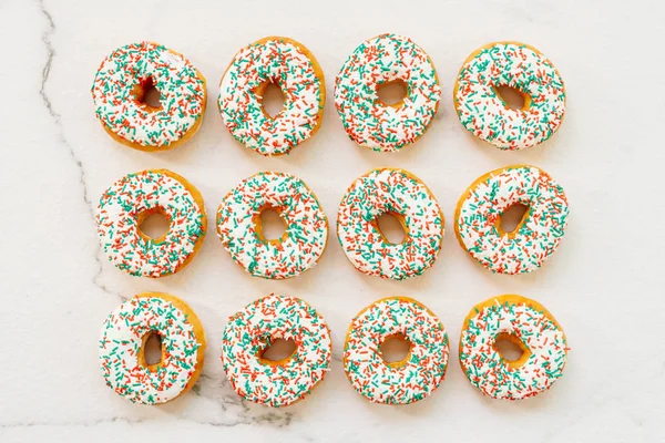 Donuts com creme de chocolate branco e açúcar polvilha — Fotografia de Stock