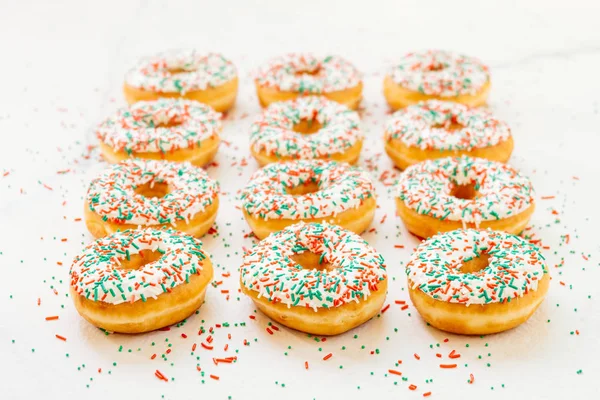 Donuts com creme de chocolate branco e açúcar polvilha — Fotografia de Stock