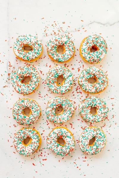 Donuts à la crème au chocolat blanc et saupoudrer de sucre — Photo