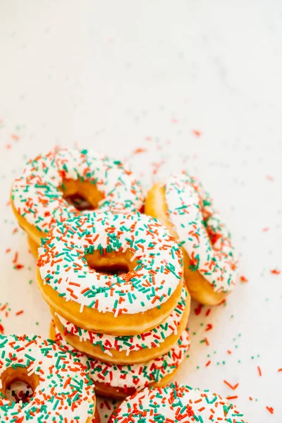 Donuts à la crème au chocolat blanc et saupoudrer de sucre — Photo