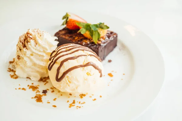 Сладкий Десерт Ванильное Мороженое Шоколадный Кекс Клубникой Сверху Белой Тарелке — стоковое фото