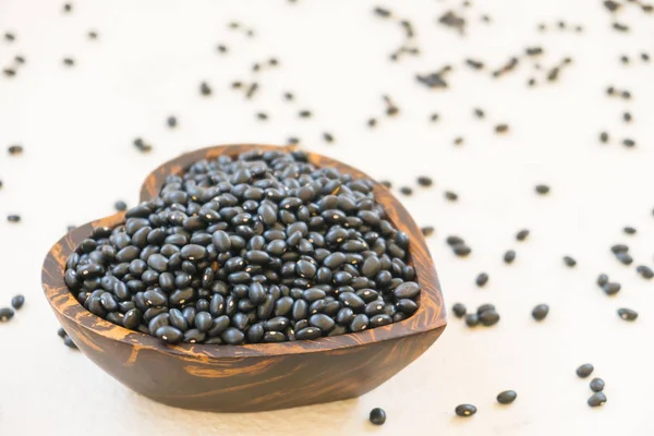 木製の黒豆ボウル 健康と栄養食品のコンセプト — ストック写真