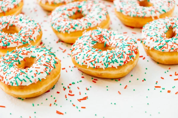 Donuts mit weißer Schokoladencreme und Zucker — Stockfoto