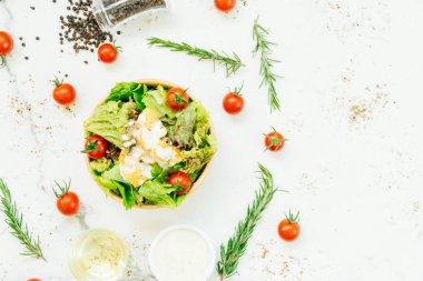 Temiz ve sağlıklı gıda tarzı ahşap kase Sezar salatası ile