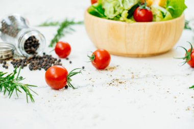 Temiz ve sağlıklı gıda tarzı ahşap kase Sezar salatası ile