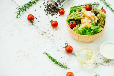 Temiz ve sağlıklı gıda tarzı ahşap kase Sezar salatası ile