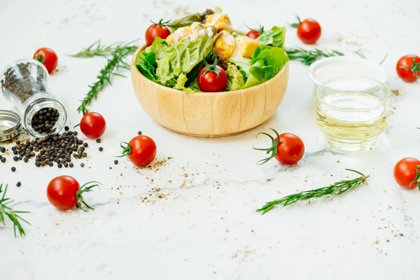 Temiz ve sağlıklı gıda tarzı ahşap kase Sezar salatası ile