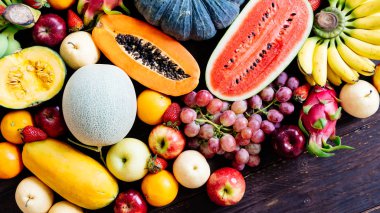 Kopya alanı - sağlıklı gıda kavramı ile ahşap arka plan üzerinde çeşitli ve karışık meyve