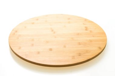 Kahverengi ahşap doğrama ve beyaz arka plan üzerinde izole kesme tahtası