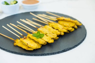 Tavuk satay soslu siyah arduvaz kaplamak üzerinde