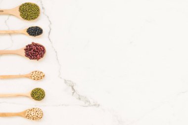 Böbrek mung siyah ve soya fasulyesi - sağlıklı ve beslenme gıda kavramı tarzı ile karışık fasulye