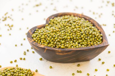 Yeşil mung fasulye ahşap kase - sağlıklı ve nutririon gıda kavramı stili