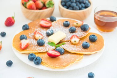 Sağlıklı kahvaltı gözleme yaban mersini ve çilek meyve ile taş tablo arka plan üzerinde ayarlayın.