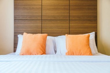 Yatak Dekorasyon iç otel odasının konforlu yastık