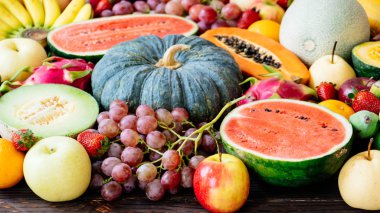 Kopya alanı - sağlıklı gıda kavramı ile ahşap arka plan üzerinde çeşitli ve karışık meyve