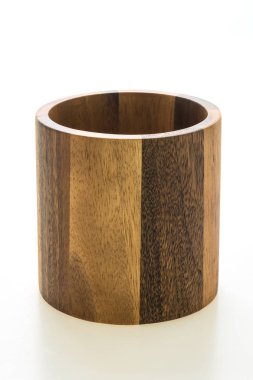 Tahta kase beyaz arka planda izole edilmiş.