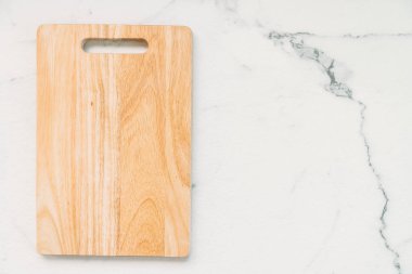 Ahşap kesme tahtası beyaz mermer taş zemin üzerine