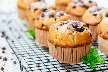 Şekerli tatlı çikolatalı taş beyaz arka plan üzerinde ile