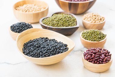 Böbrek mung siyah ve soya fasulyesi - sağlıklı ve beslenme gıda kavramı tarzı ile karışık fasulye