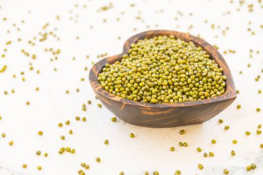 Yeşil mung fasulye ahşap kase - sağlıklı ve nutririon gıda kavramı stili