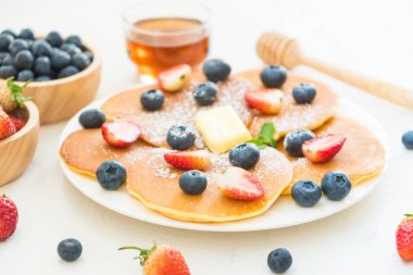 Sağlıklı kahvaltı gözleme yaban mersini ve çilek meyve ile taş tablo arka plan üzerinde ayarlayın.