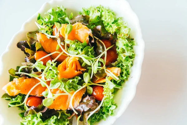 烟熏鲑鱼配新鲜蔬菜沙拉 健康食品风格 — 图库照片
