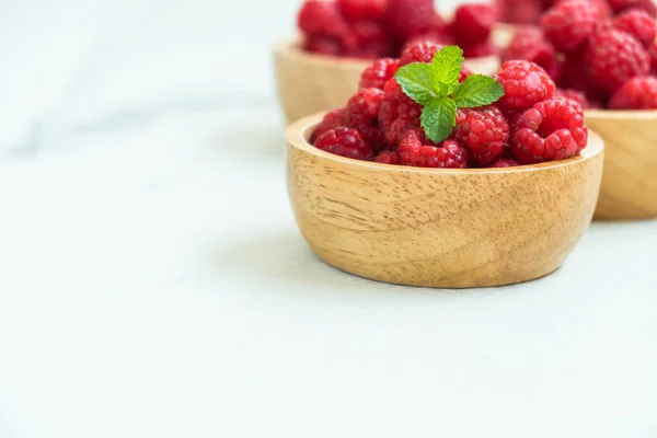 Frambuesas Rojas Fruta Cuenco Madera Mesa — Foto de Stock