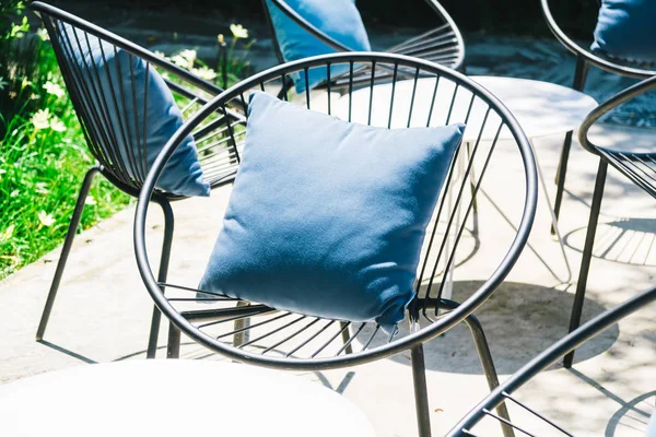 Yastık ile veranda sandalye ve masa açık bahçede ayarla