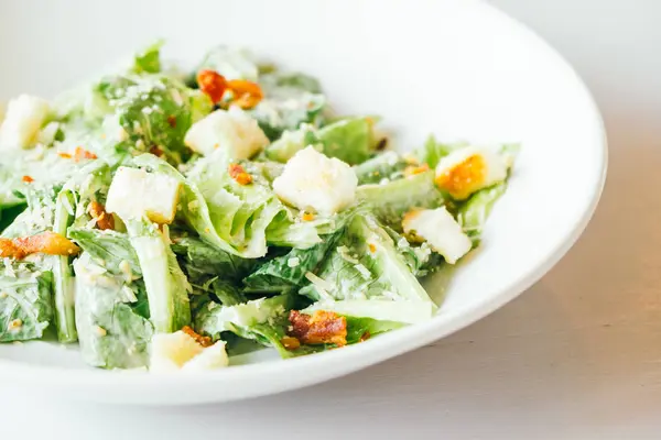 Gegrilde Caesar Salade Met Verse Groente Witte Plaat Gezonde Voeding — Stockfoto