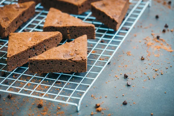 Şekerli tatlı siyah taş zemin üzerine çikolatalı kek ile