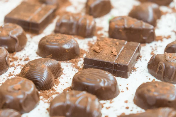 Postre Dulce Con Trozos Chocolate Negro Cacao Polvo Sobre Fondo —  Fotos de Stock