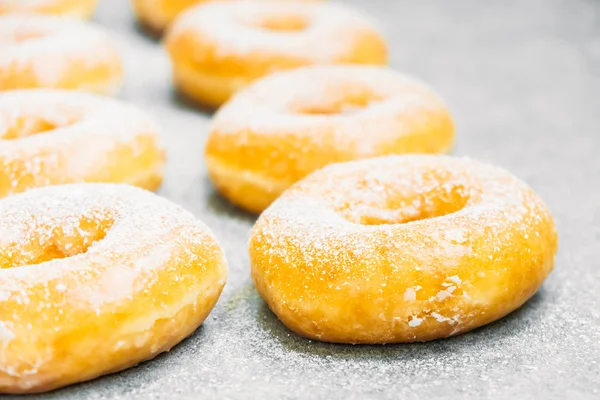 Dessert Sucré Avec Nombreux Beignets Sur Dessus Avec Glaçage Sucre — Photo