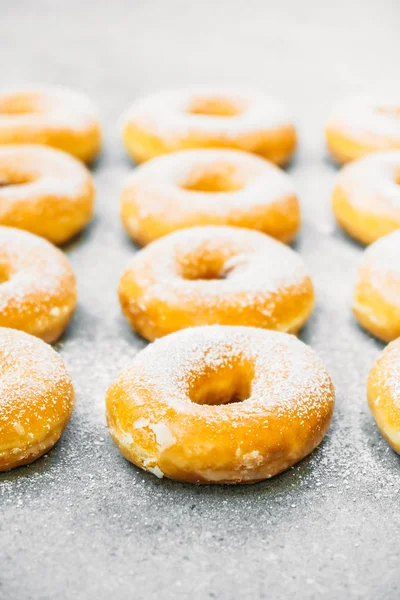 Sobremesa Doce Com Muitos Donuts Cima Com Cobertura Açúcar Estilo — Fotografia de Stock