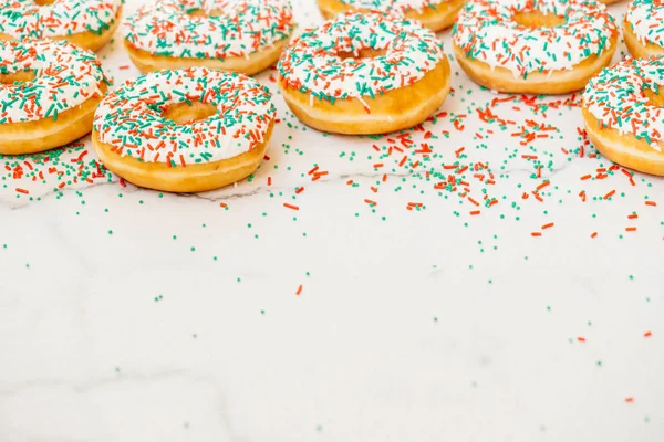 Donuts Mit Weißer Schokoladencreme Und Zucker Darüber Streuen Ungesundes Essen — Stockfoto