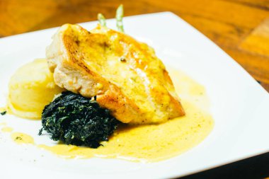 Izgara tavuk göğsü biftek beyaz tabakta sebze ile