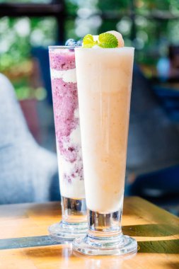 Buzlu içme cam lychee smoothies ve yoğurt ile