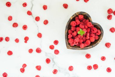 Kırmızı ahududu meyve masada ahşap kase