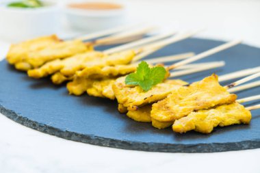 Tavuk satay soslu siyah arduvaz kaplamak üzerinde